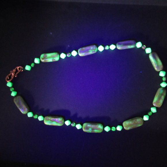 Uranium glass bead necklace - Picture 11 of 11